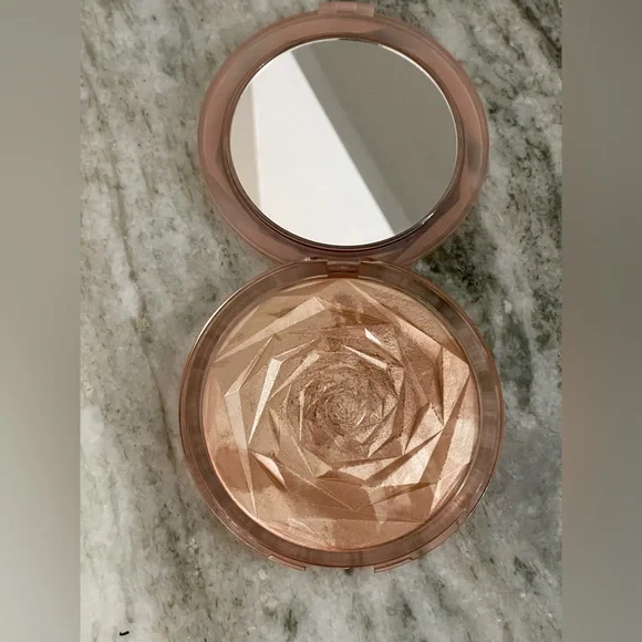 🥇HUDA BEAUTY N.Y.M.P. Highlighter, FLORA 
Very Rare!! Made in Italy - Picture 13 of 14